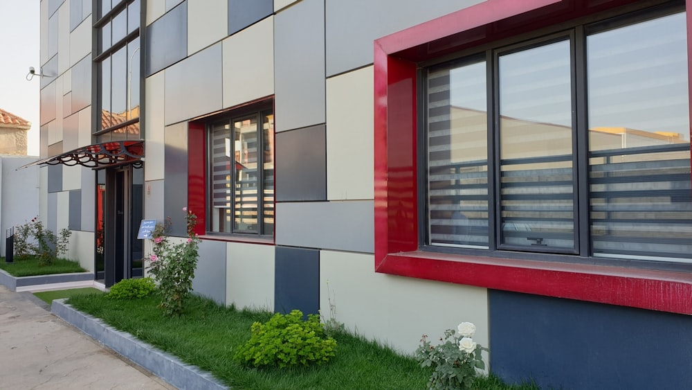 edificio in cemento rosso e bianco