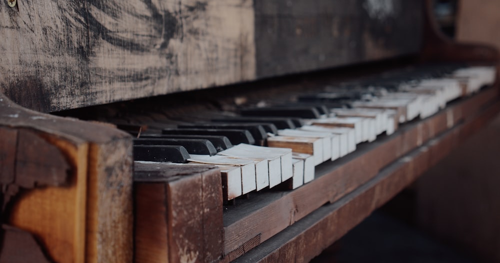 갈색과 흰색 피아노 건반