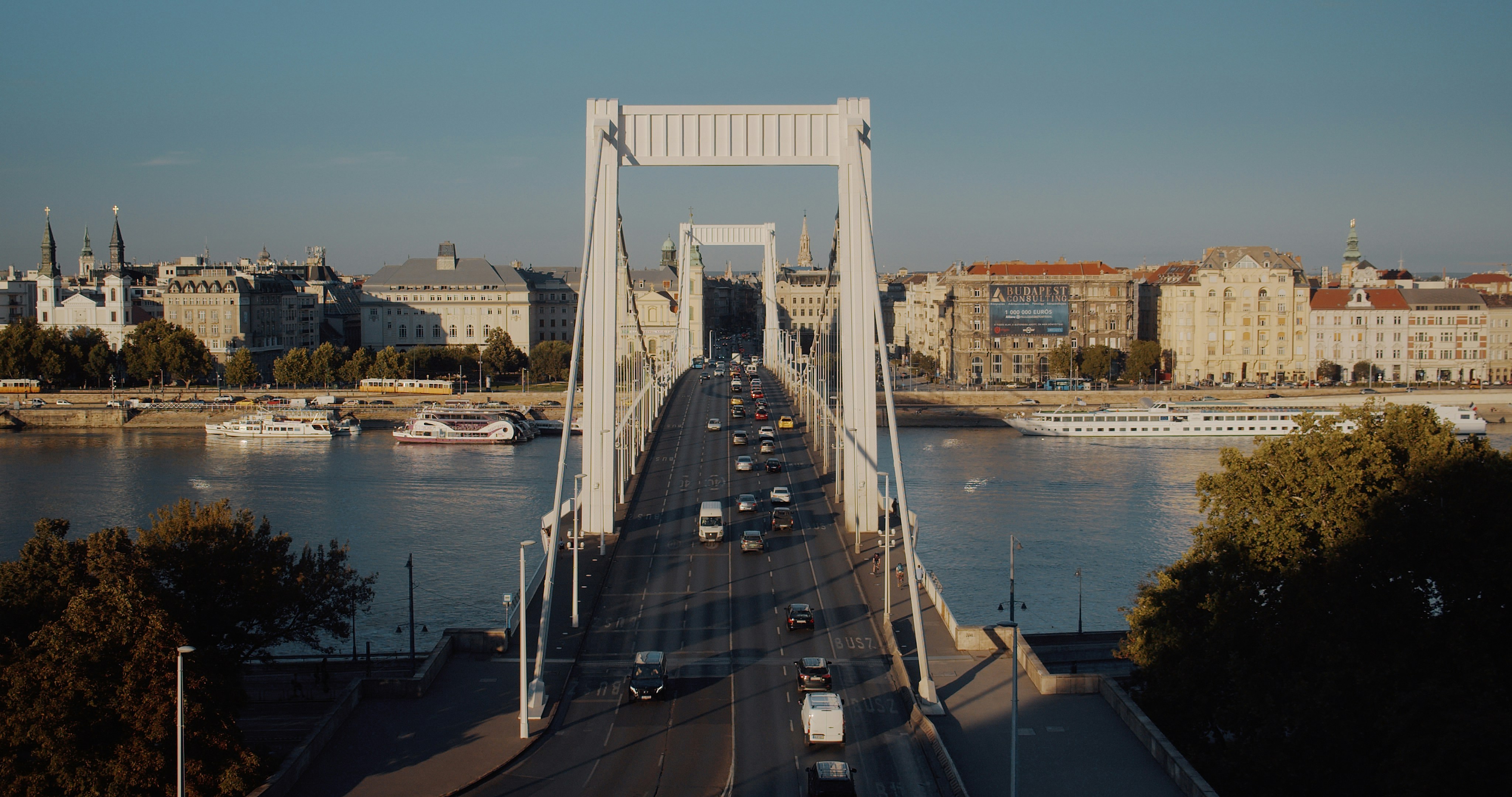 A Dunába esett egy férfi az Erzsébet hídról