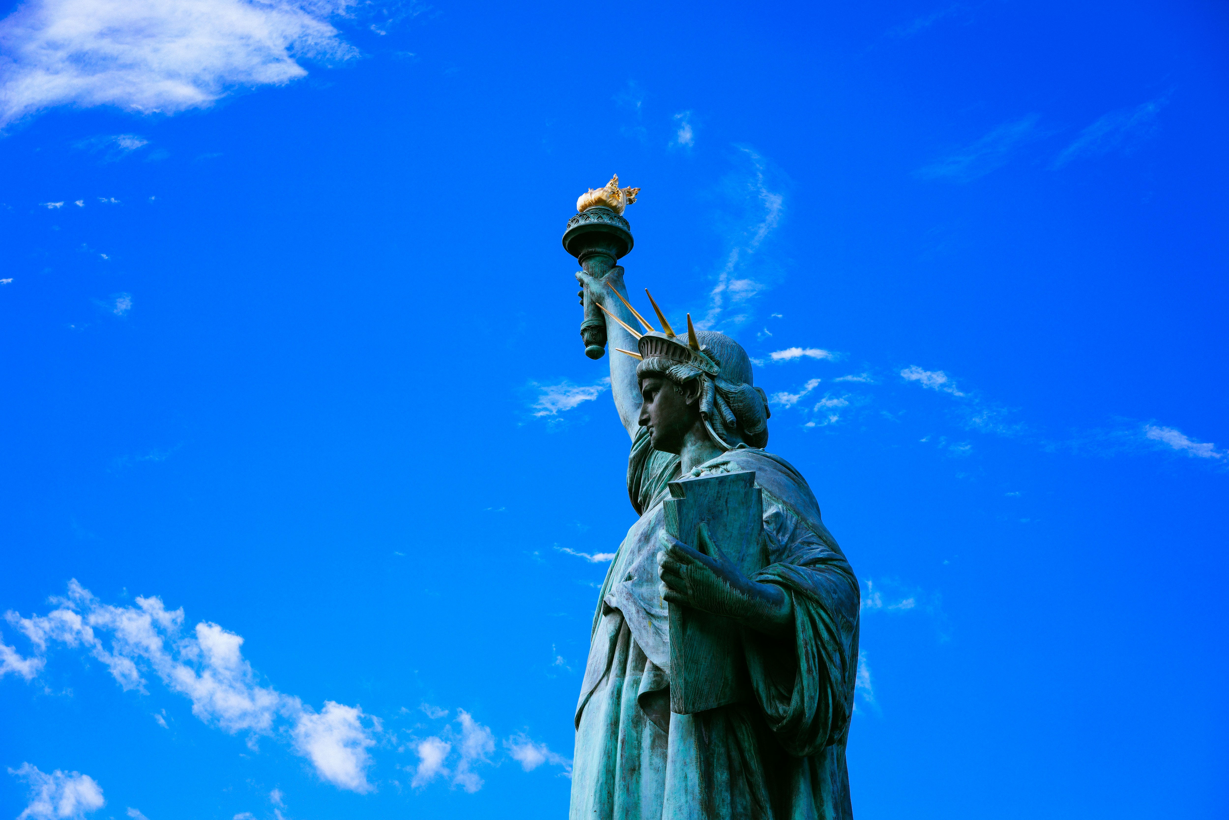 Estatua de la Libertad bajo el cielo azul durante el día