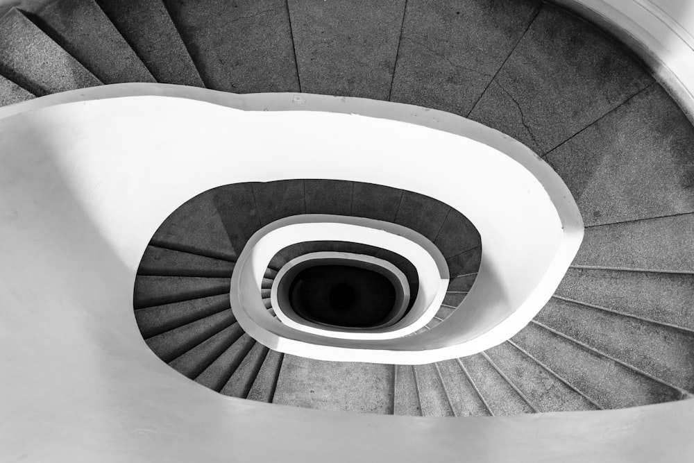 escada em espiral branca com grades de metal preto