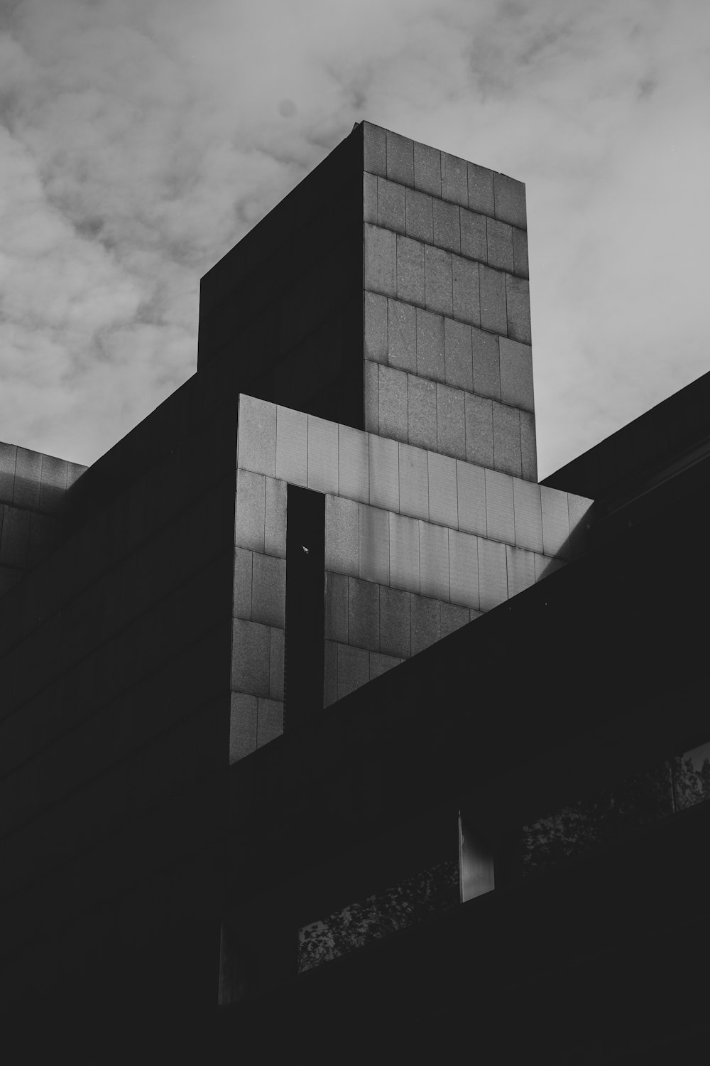 foto in scala di grigi di un edificio in cemento