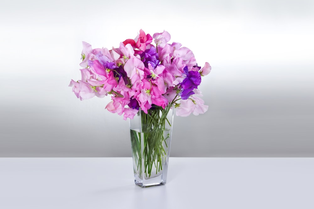 透明なガラスの花瓶にピンクの花