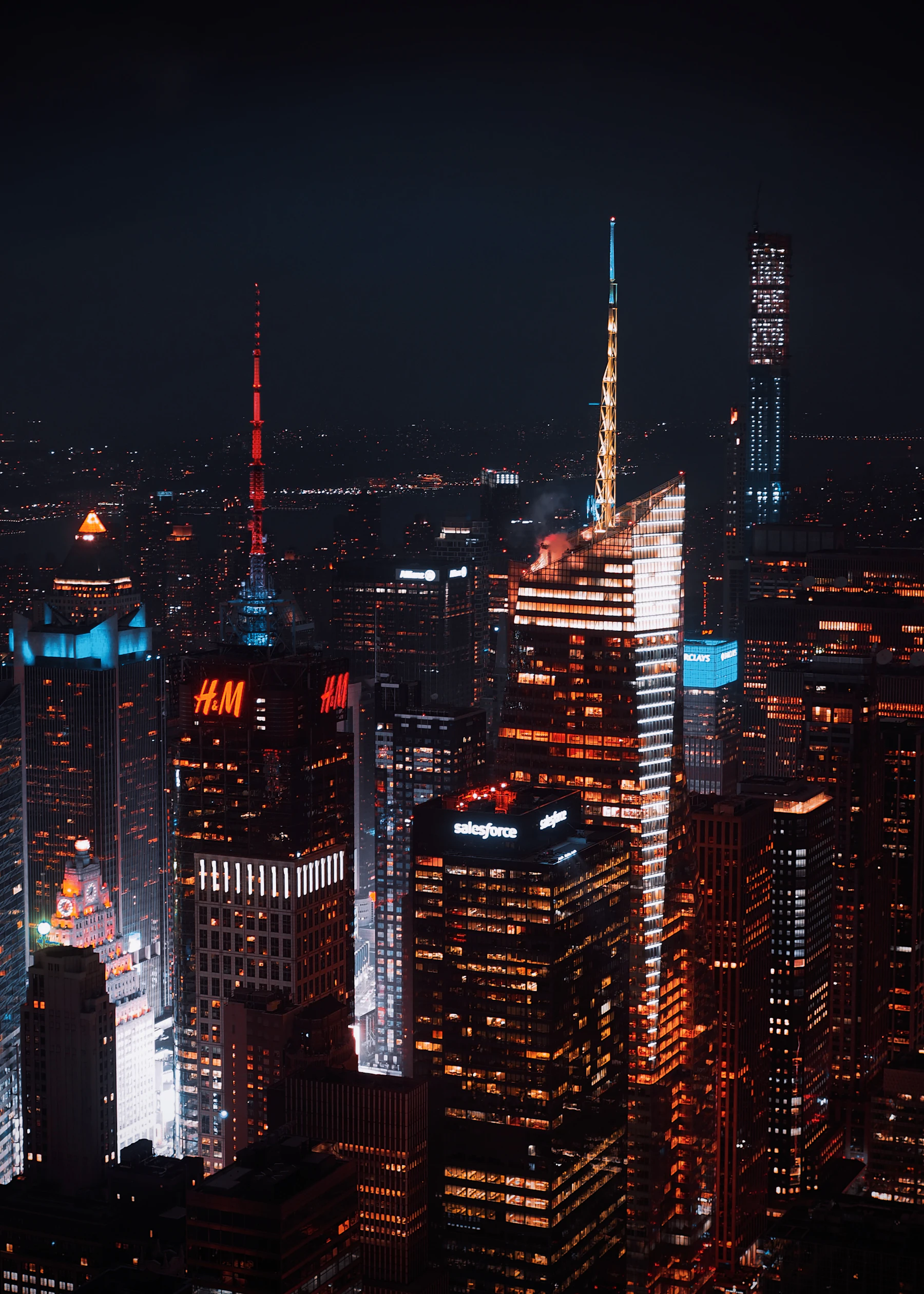 Vista panorámica nocturna de una ciudad, simbolizando alcance nacional e internacional