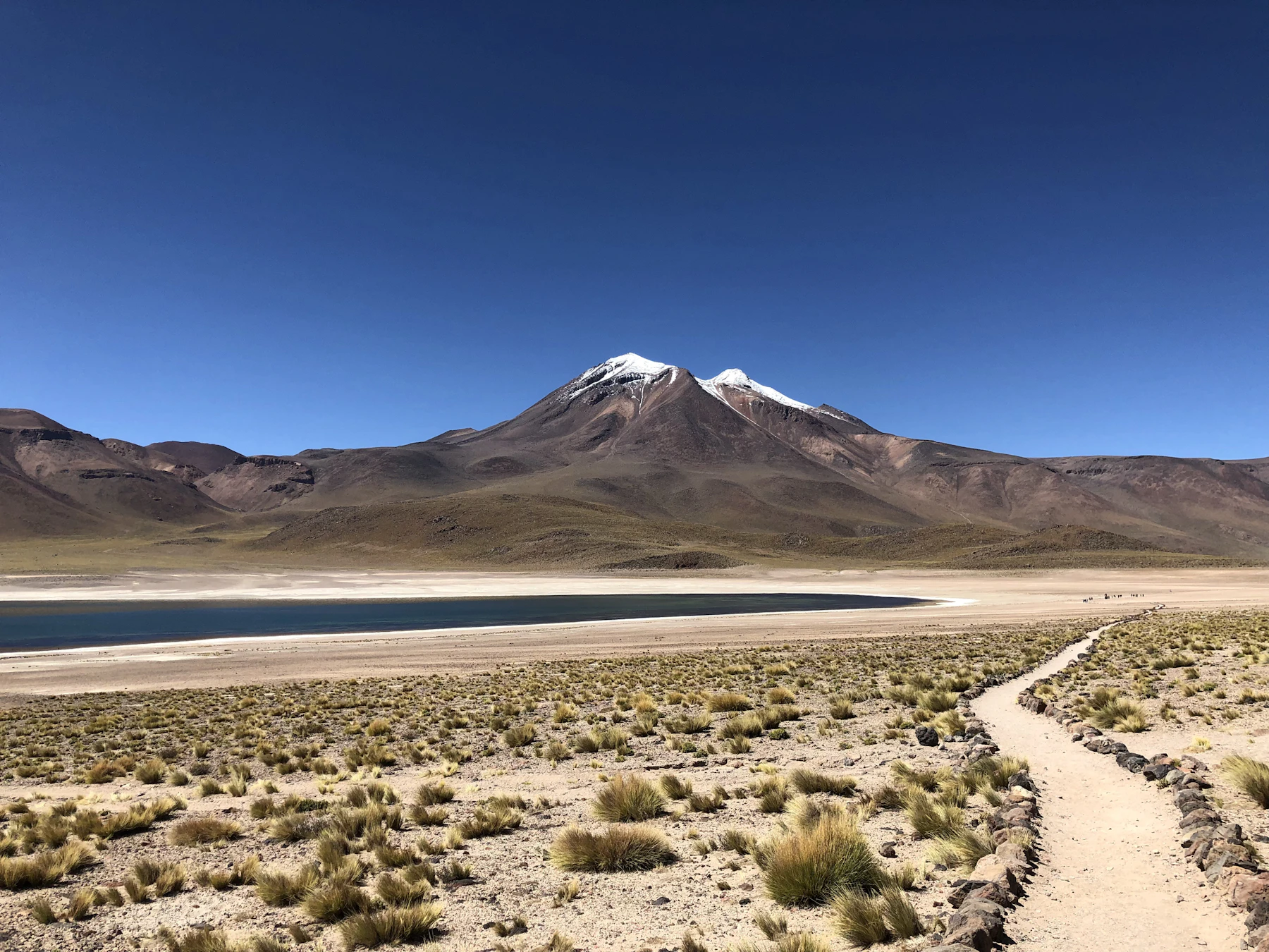 Volcán y laguna en el altiplano andino