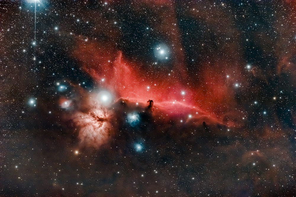 Rote und schwarze Galaxie mit Sternen