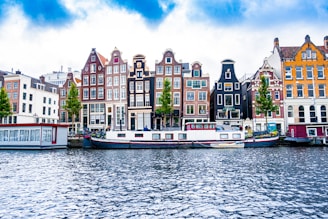 Edifici multicolori vicino al Prinsengracht ad Amsterdam centro