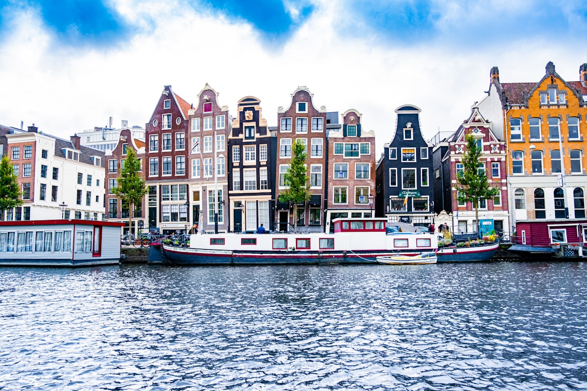 Amsterdamse grachtenpanden met trapgevels aan het water
