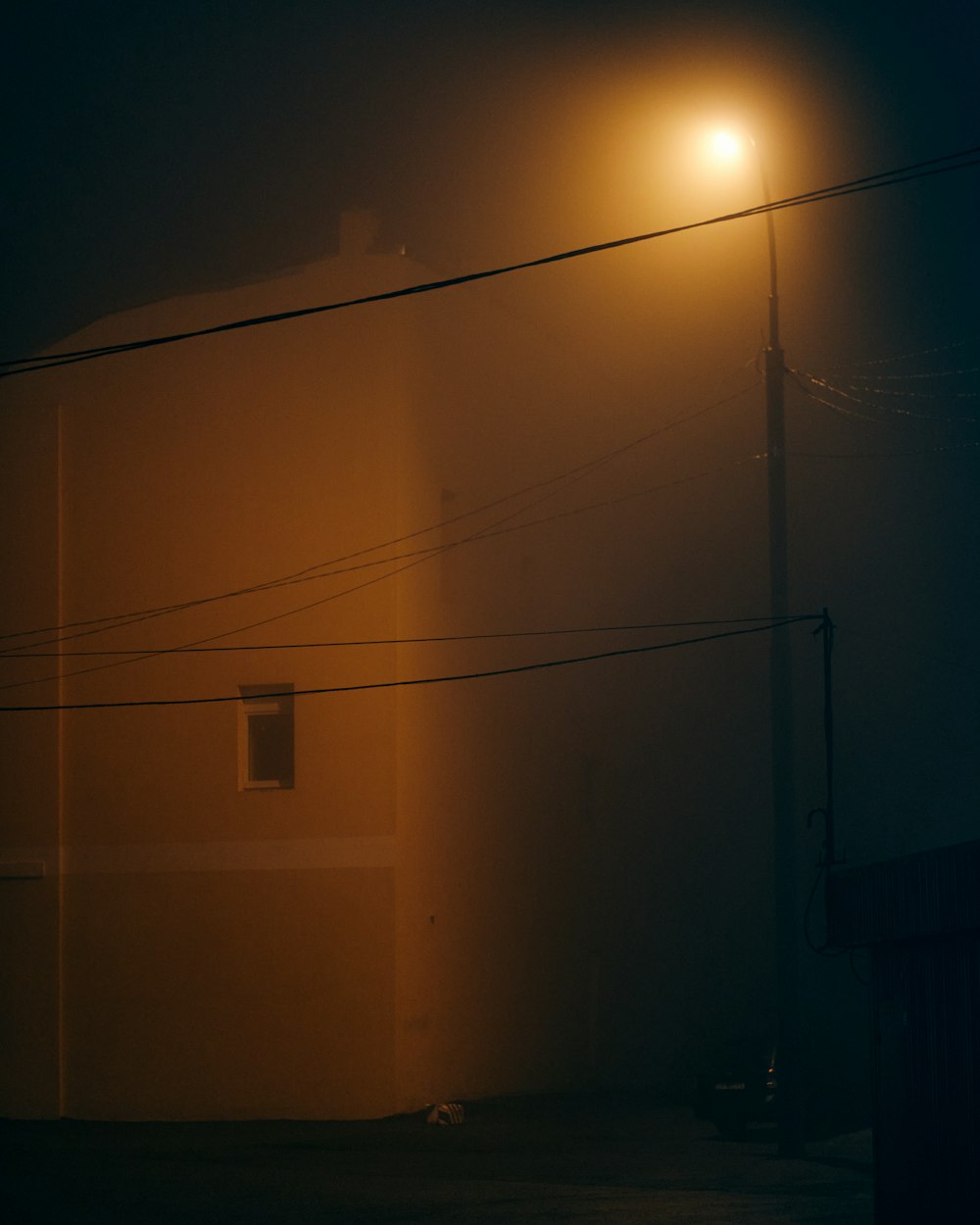 Guirlande lumineuse blanche allumée pendant la nuit