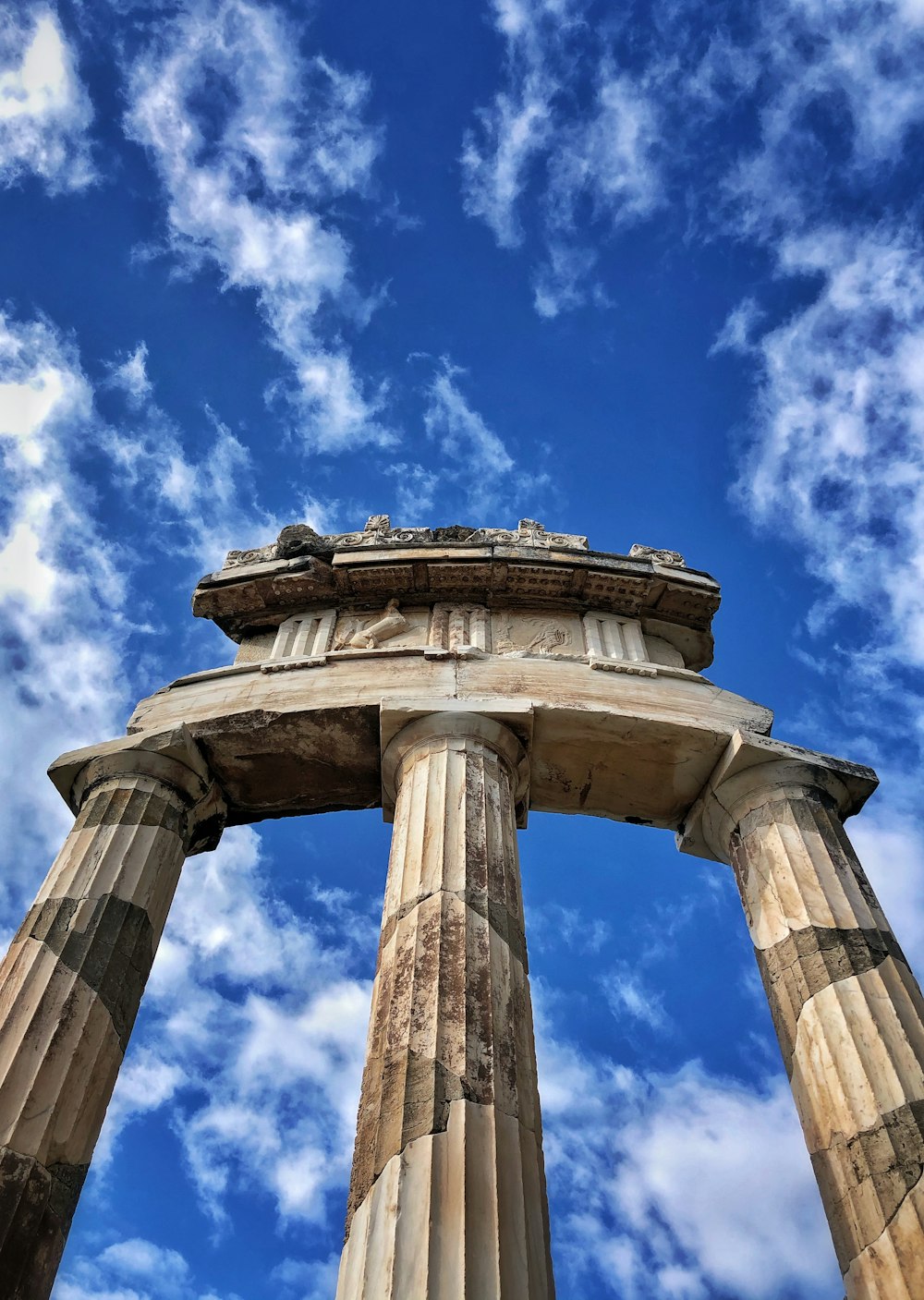 eine hohe Säule mit Himmelshintergrund