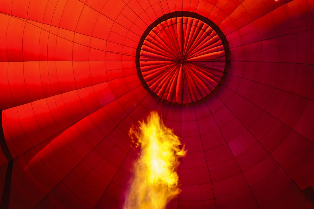 Roter Heißluftballon mit Feuer