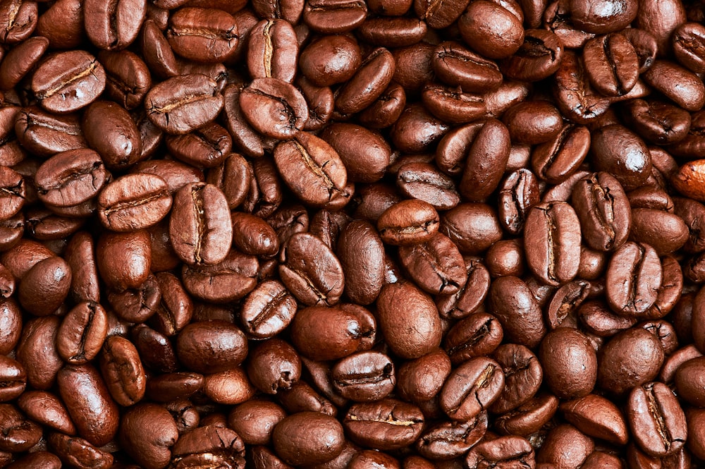 grains de café bruns sur une table en bois brun