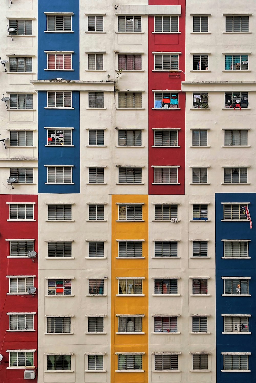 edifício de concreto branco vermelho e azul