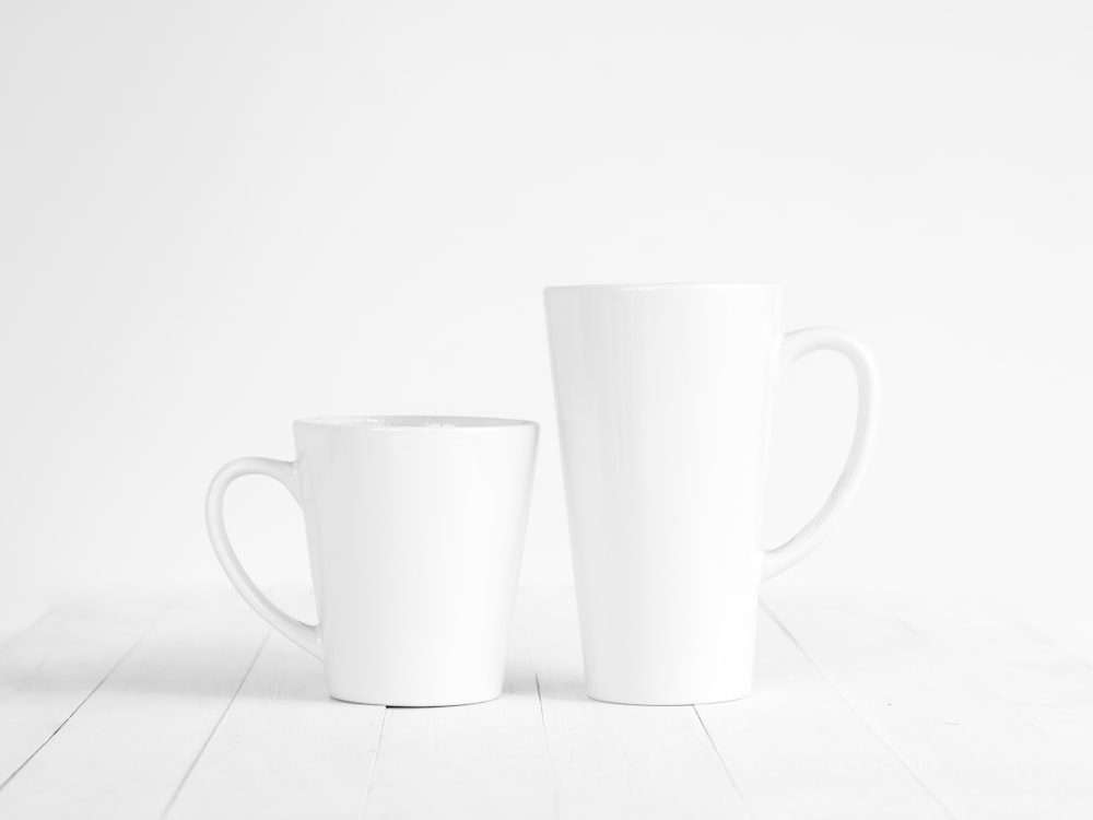 2 tazas de cerámica blanca sobre mesa blanca