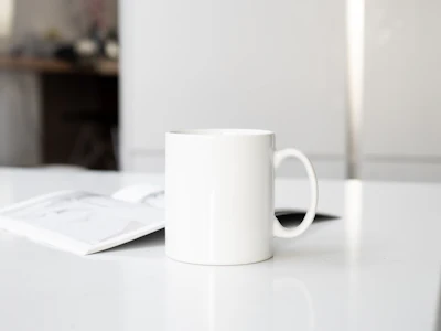 Meja kafe — tangan kanan