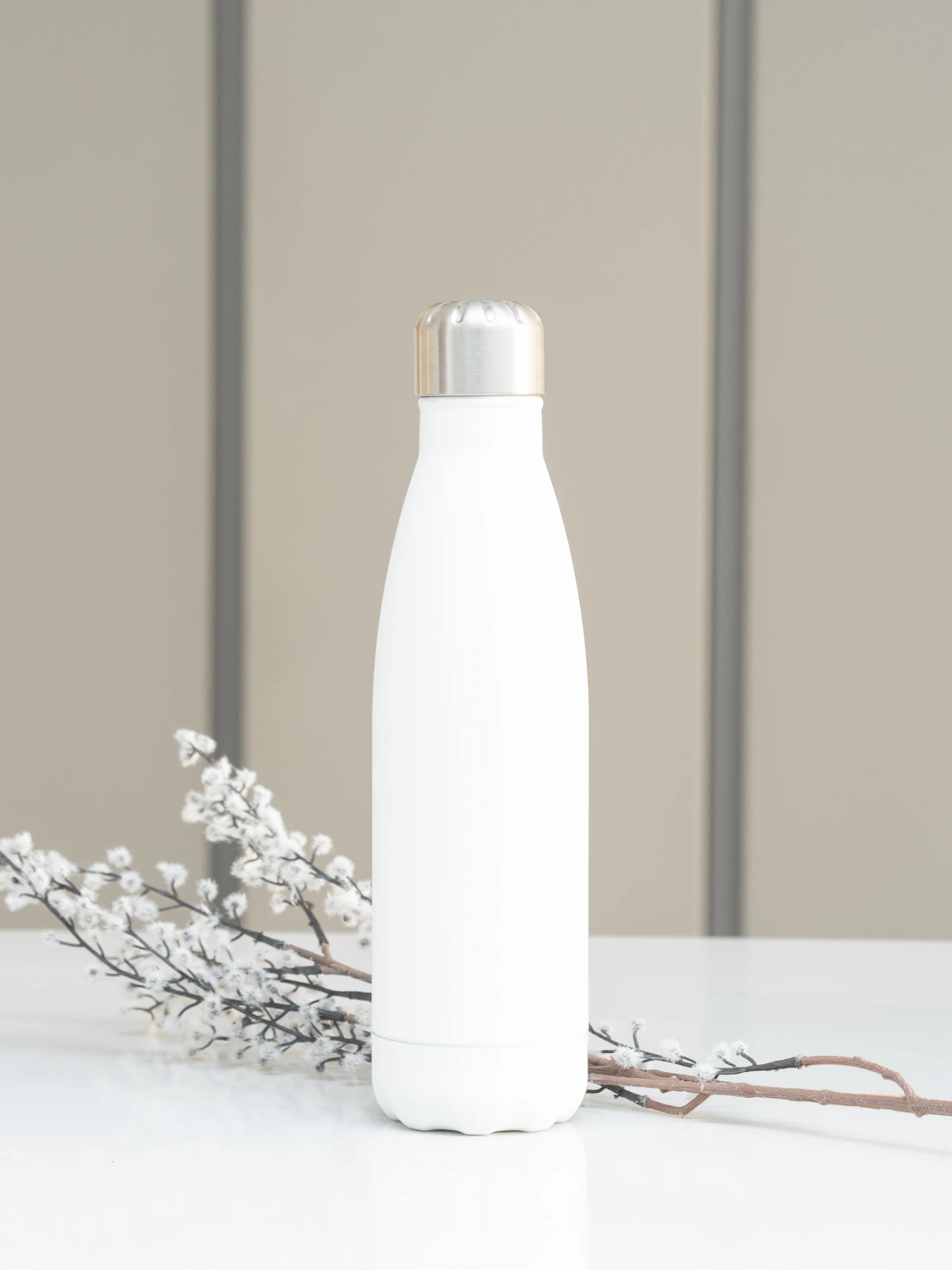 Wasserflasche auf einem Tisch als Symbol für einen einfachen Rauchfrei-Anker