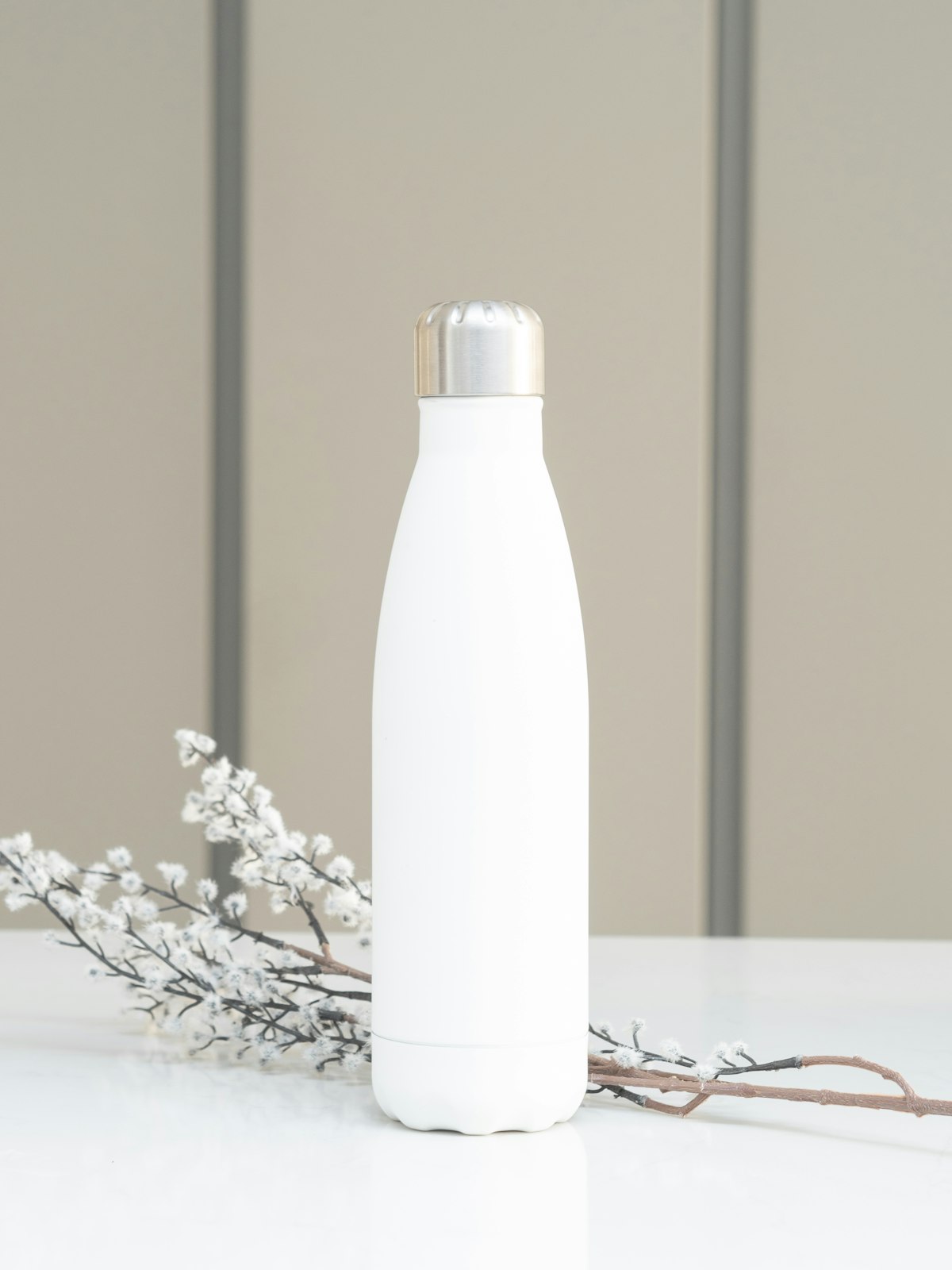 Une gourde en acier blanche