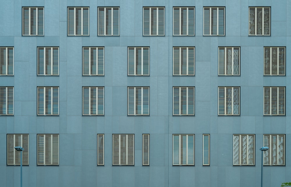 파란색과 흰색 콘크리트 건물