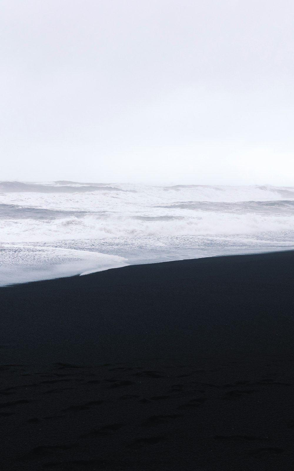 Les vagues de l’océan s’écrasent sur le rivage pendant la journée