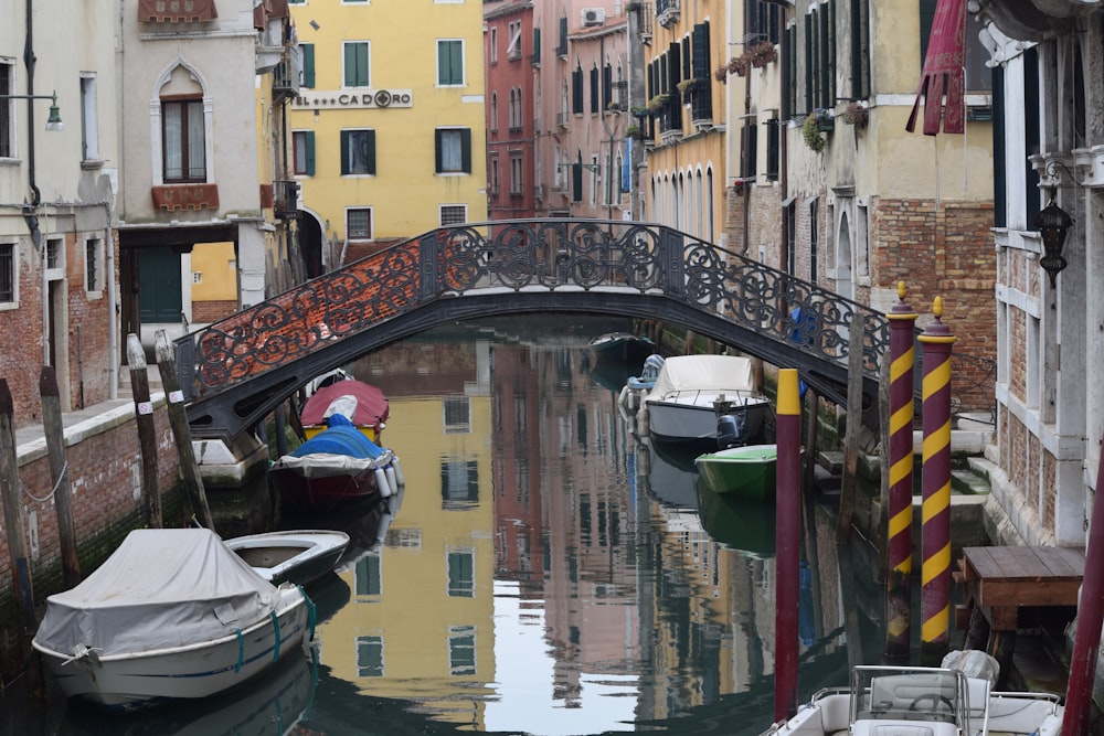 Eine Brücke über einen Kanal mit Booten darin