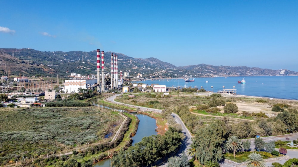 edifici della città vicino a uno specchio d'acqua durante il giorno