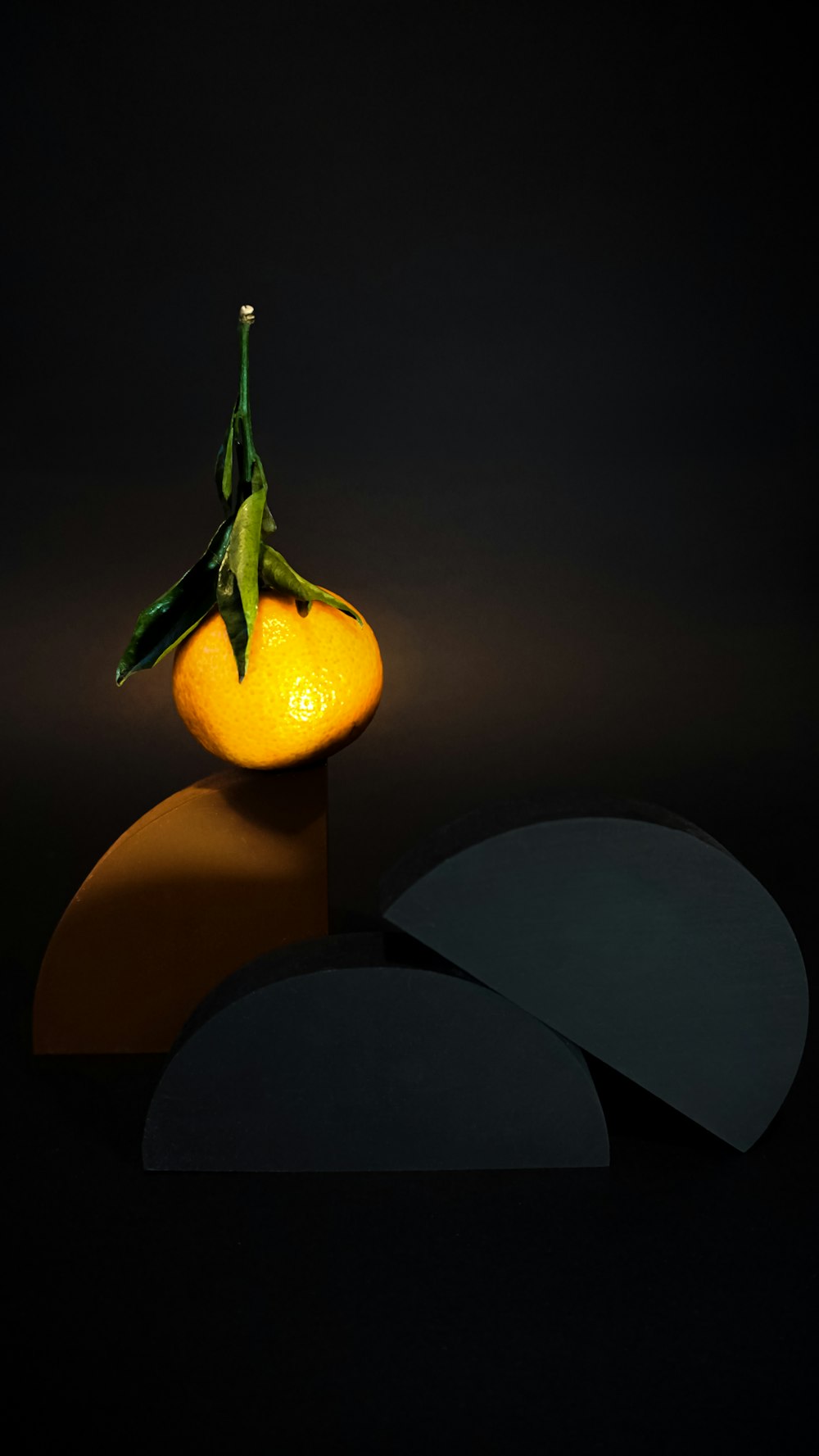 fruta laranja na mesa preta