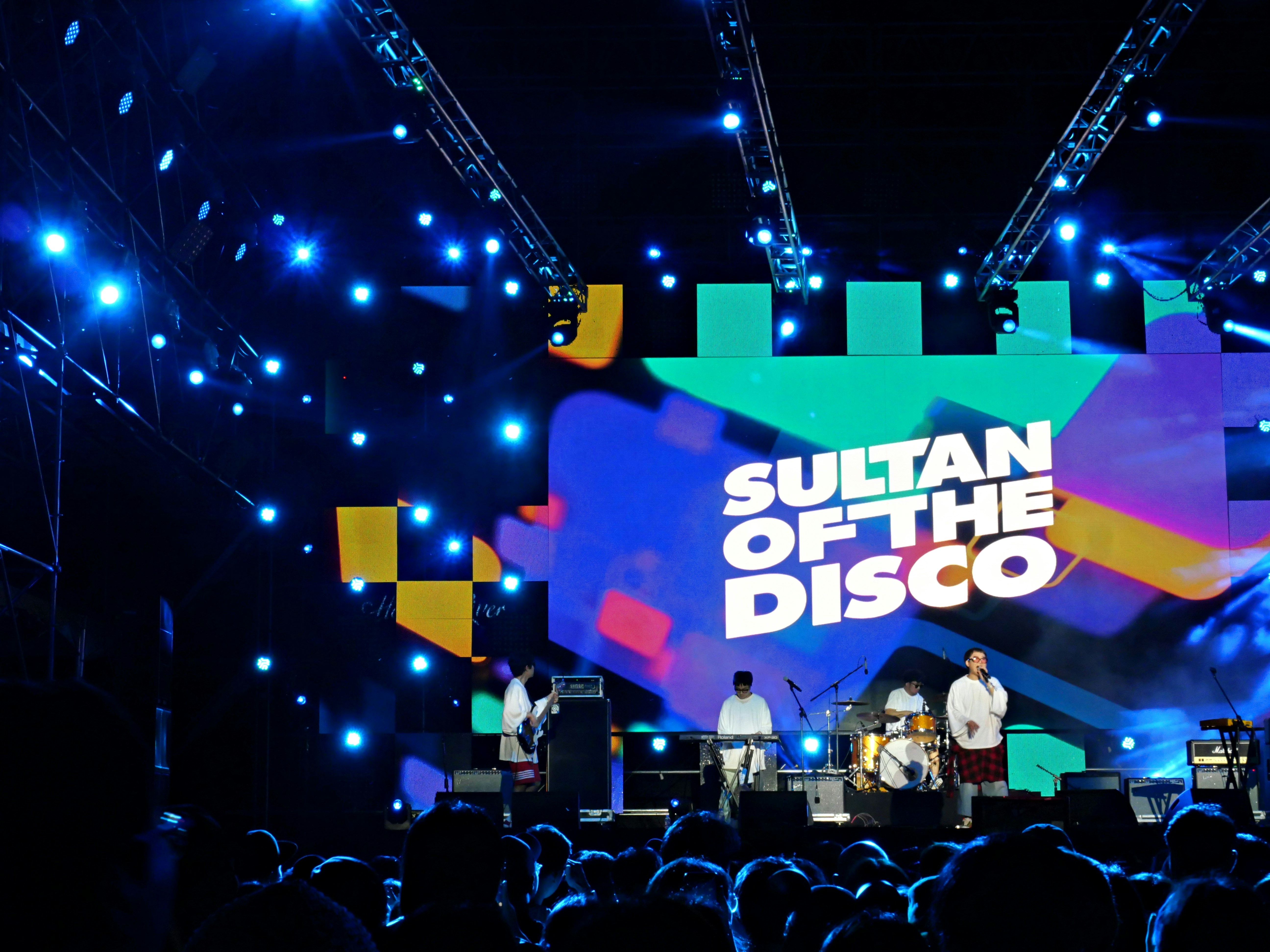 밤 시간에 콘서트에 모이는 사람들