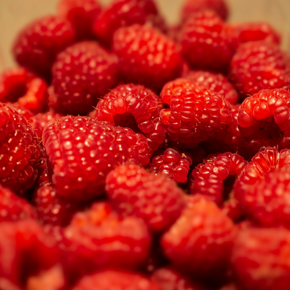 rote Erdbeeren auf weißer Keramikplatte