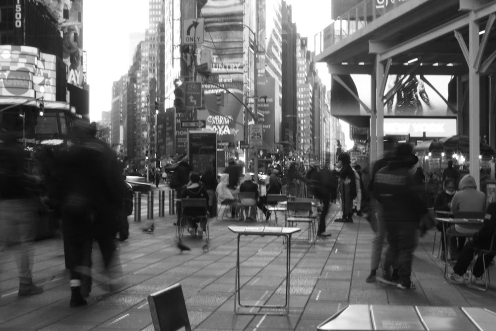 Foto en escala de grises de personas caminando por la calle