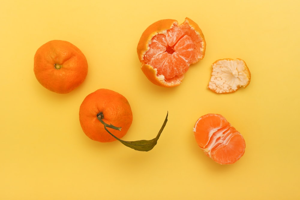 흰 마늘과 마늘 옆에 얇게 썬 오렌지 과일