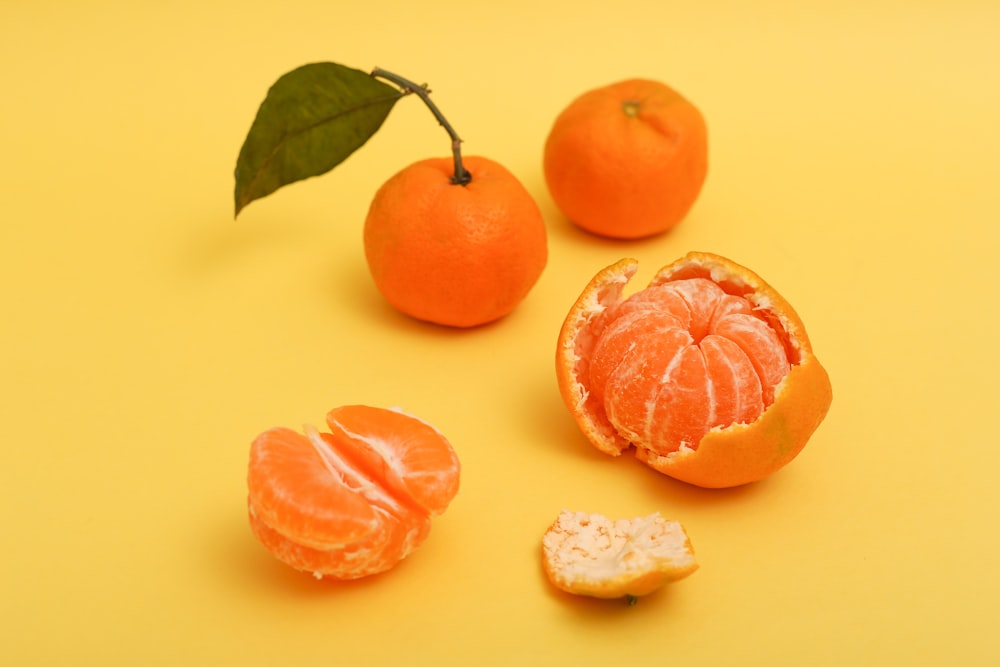 スライスしたオレンジ色のフルーツとホワイトチーズ
