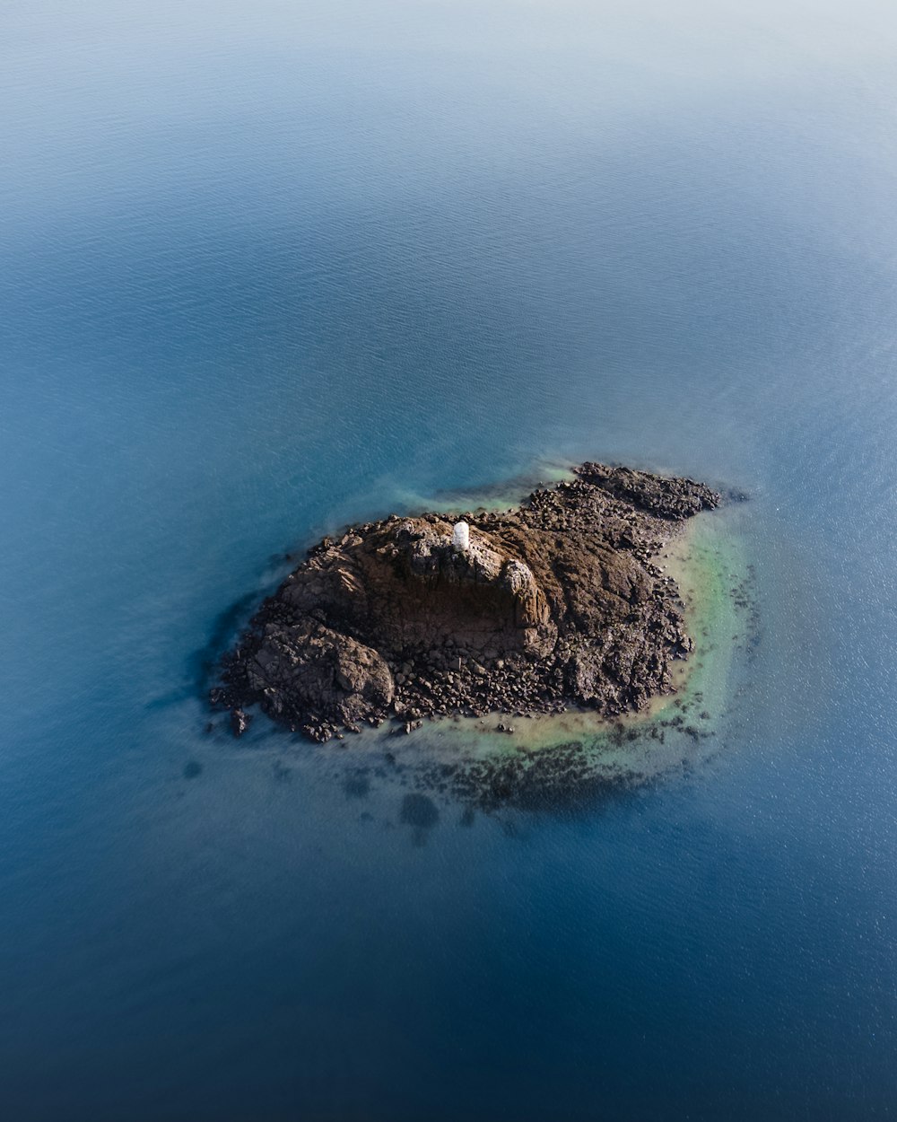 푸른 바다 한가운데있는 섬의 공중보기