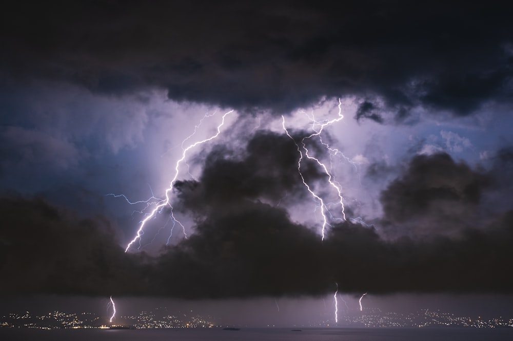 Weiße Wolken über dem Meer