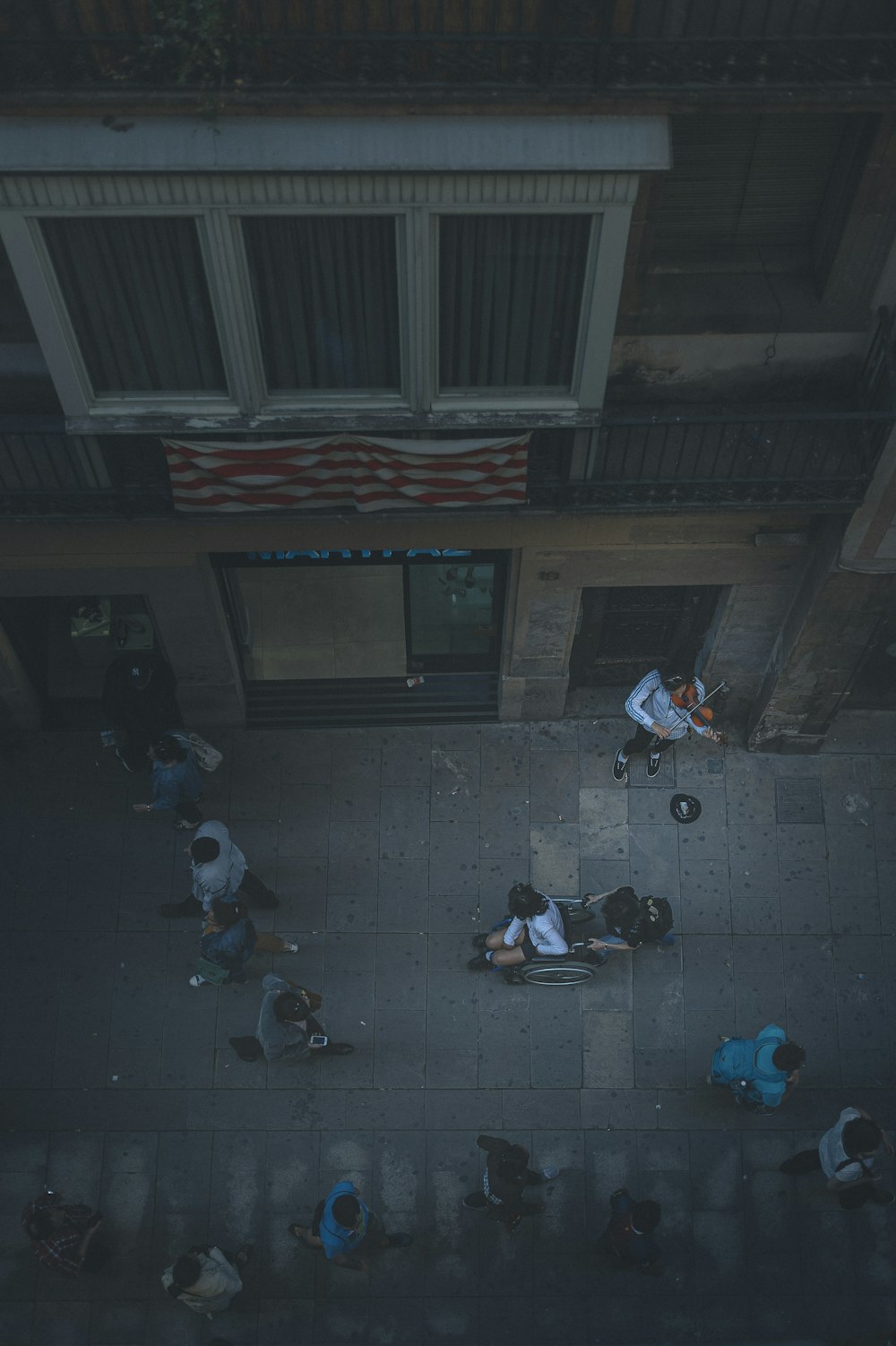 흰색 창문 블라인드 근처 바닥에 앉아있는 사람들