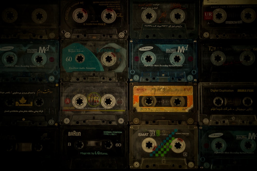 黒と青のカセットテープ