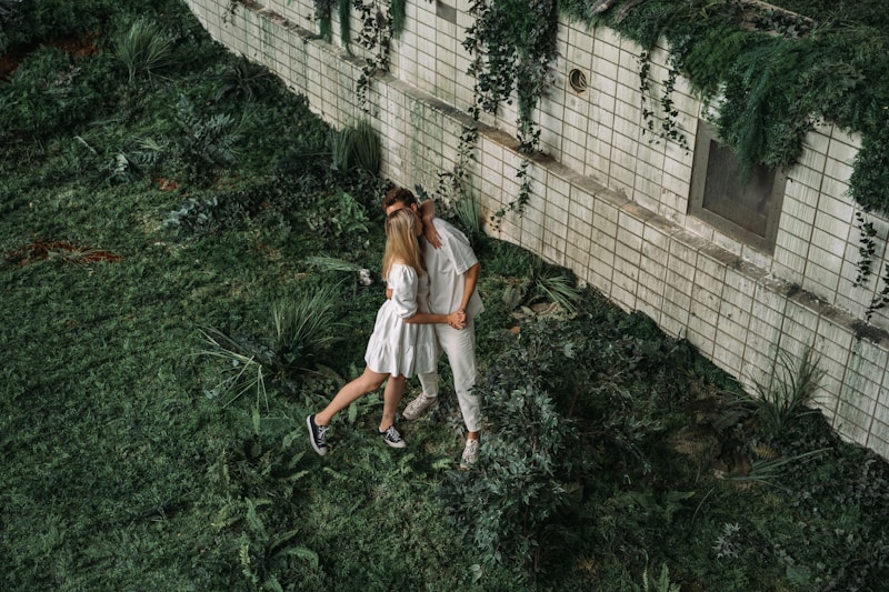 Mujer sobre césped soleado