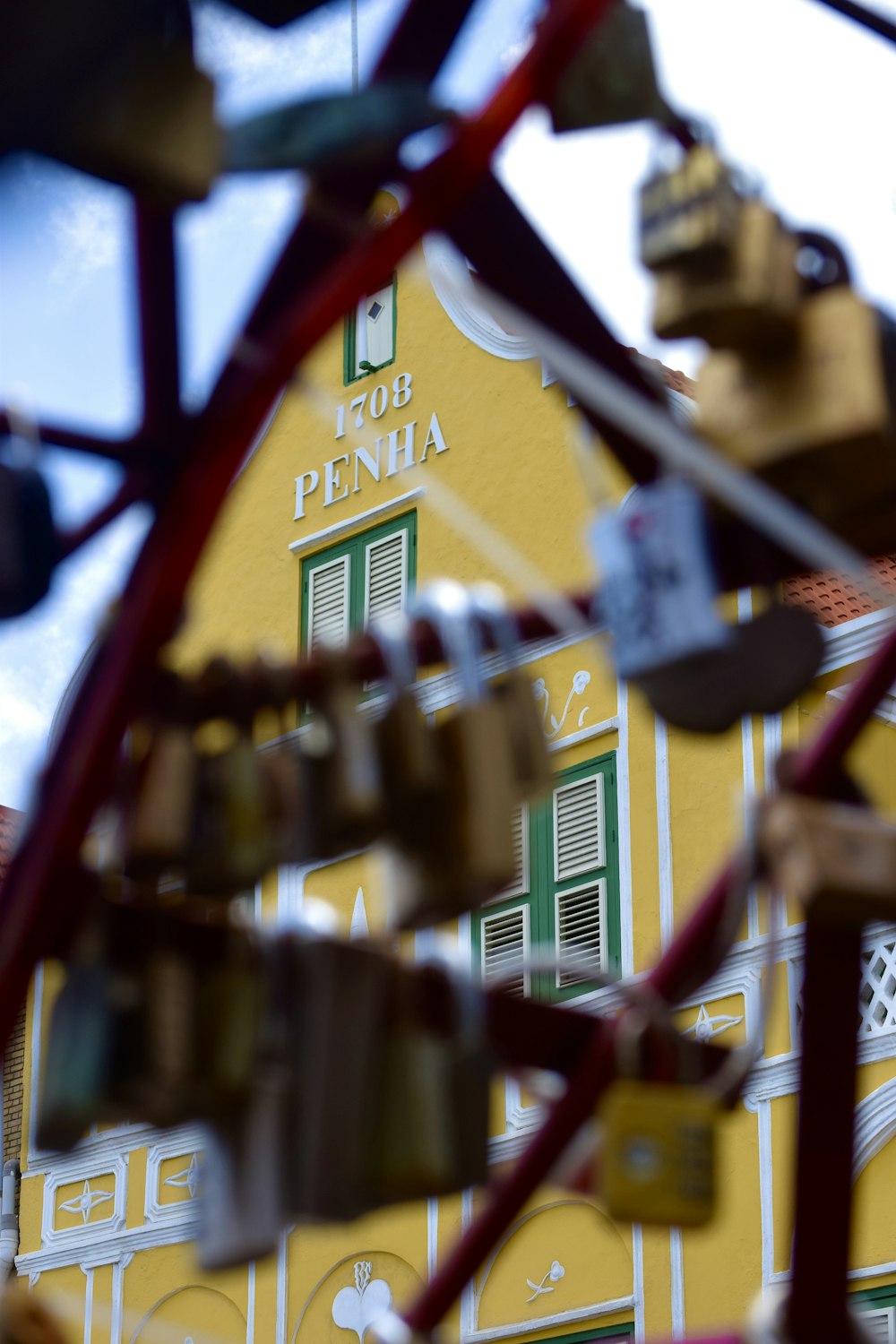 decorações suspensas de madeira marrom e preta