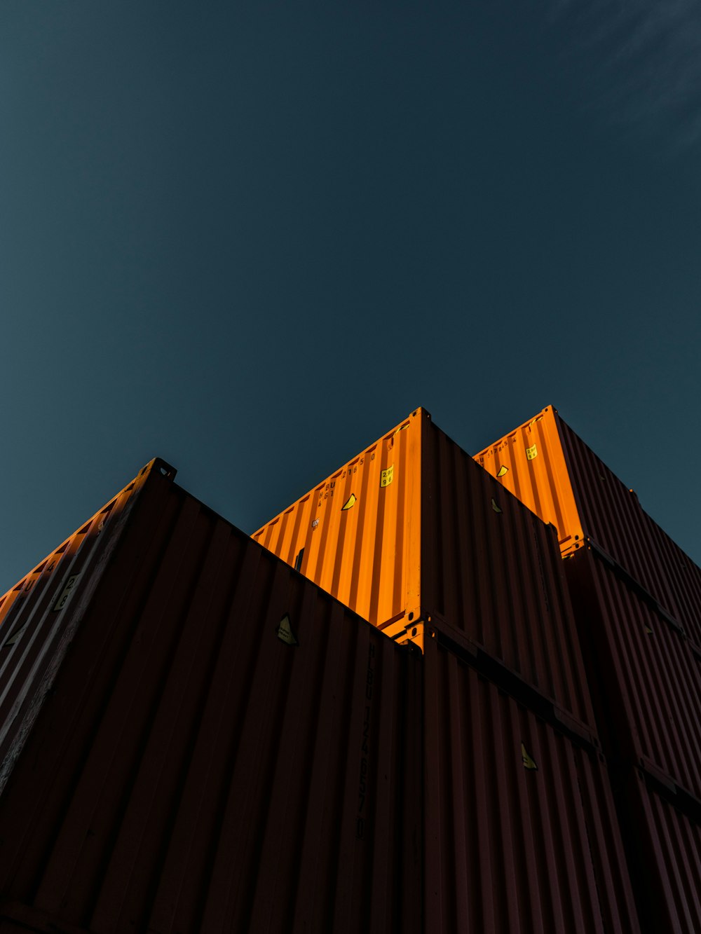 Bâtiment orange et noir sous ciel bleu