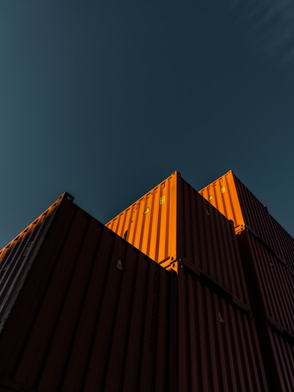 Buque portacontenedores en alta mar - fletes internacionales
