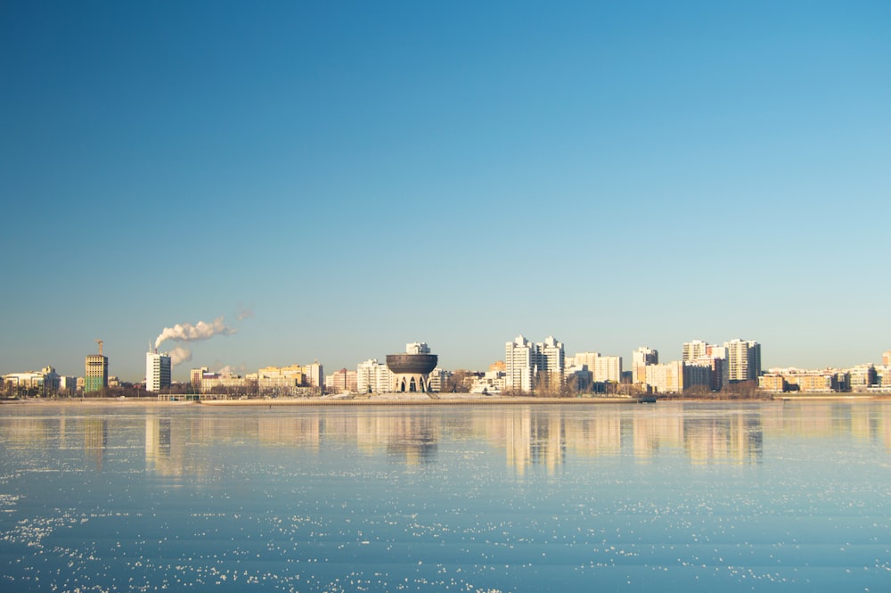 Ein großes Gewässer mit einer Stadt im Hintergrund