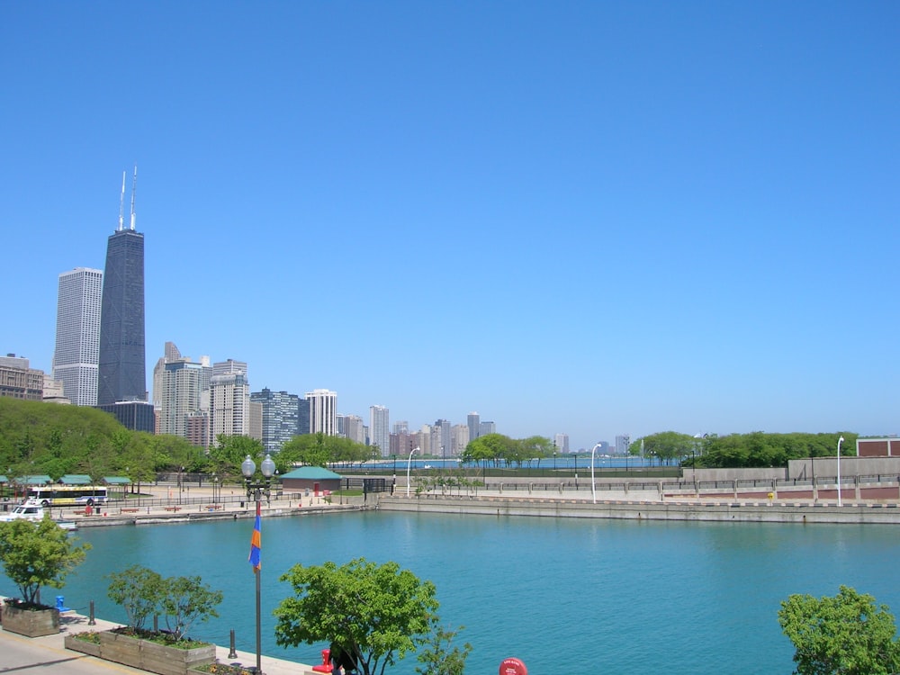 Cuerpo de agua cerca de edificios de la ciudad durante el día