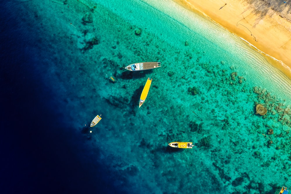 Vista aérea de barcos en el mar durante el día