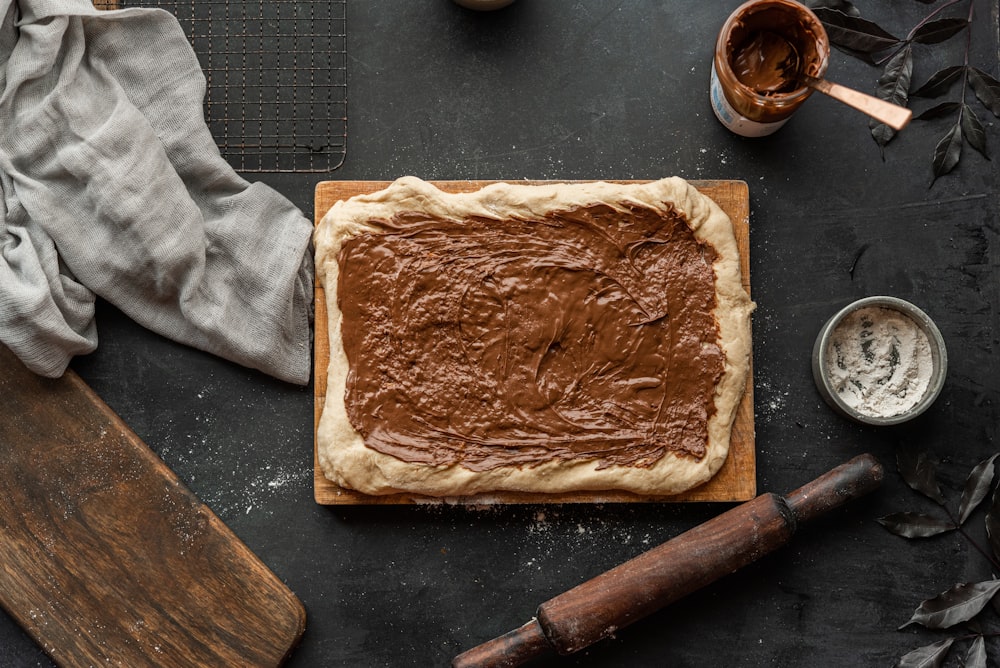 pão integral na tábua de cortar de madeira marrom