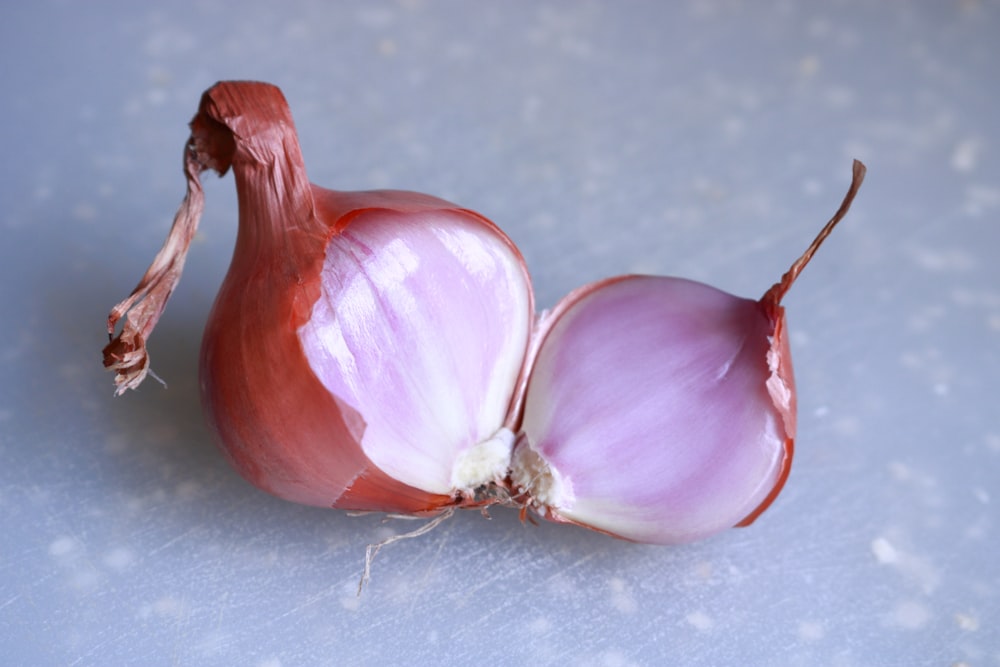 2 cebollas rojas sobre mesa blanca