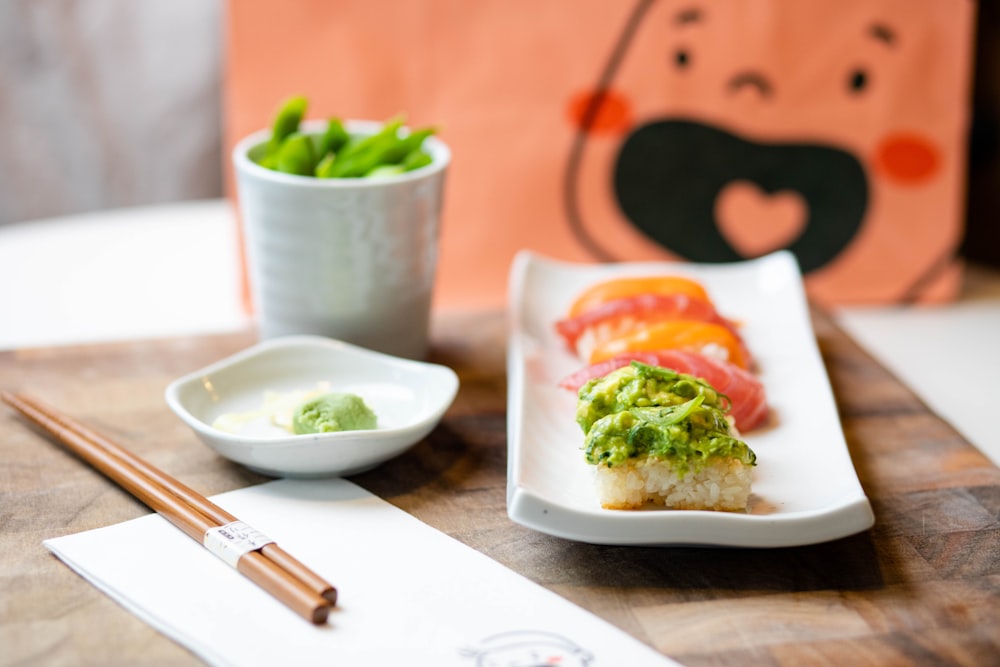 Légume vert sur assiette en céramique blanche