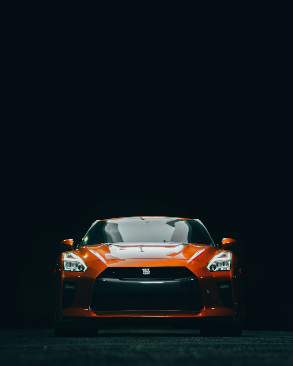 orangefarbener Lamborghini Aventador im dunklen Raum
