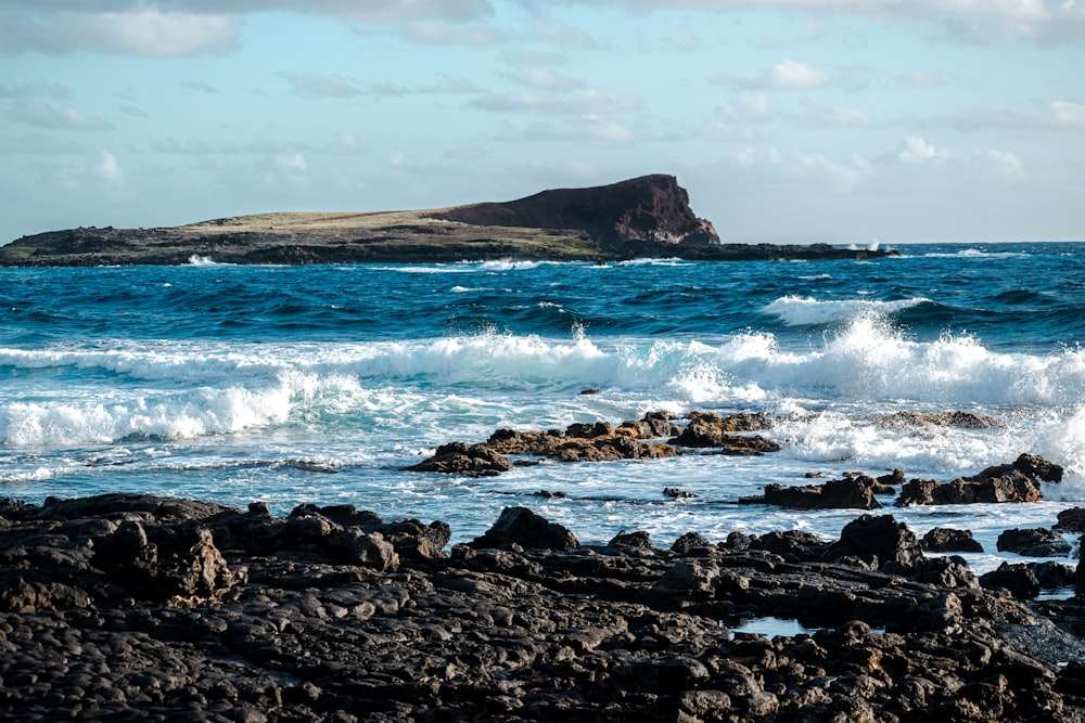 Las olas del mar rompiendo contra las rocas durante el día