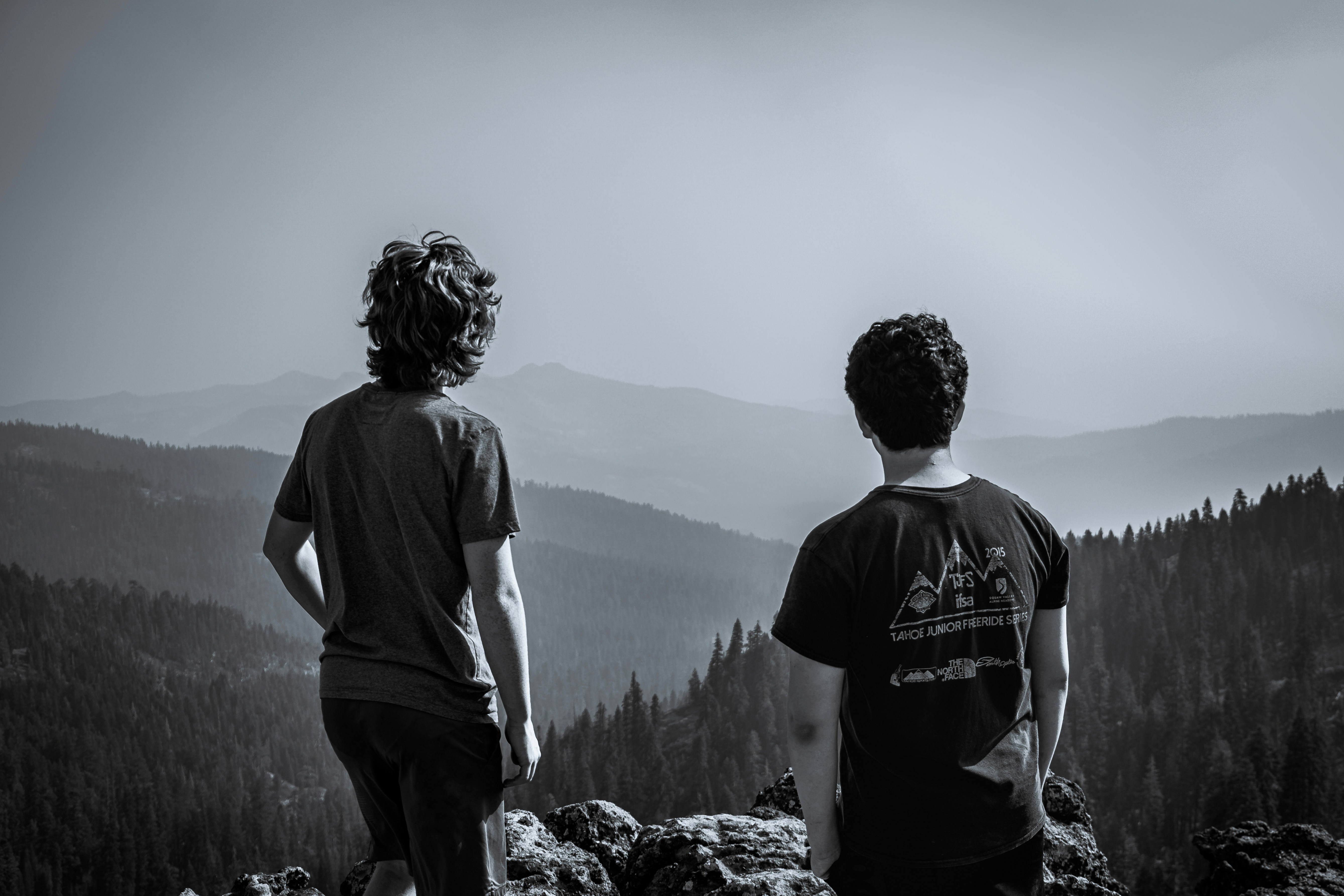 Ein Vater und sein Sohn blicken auf eine Bergkette, die die Zukunft symbolisiert