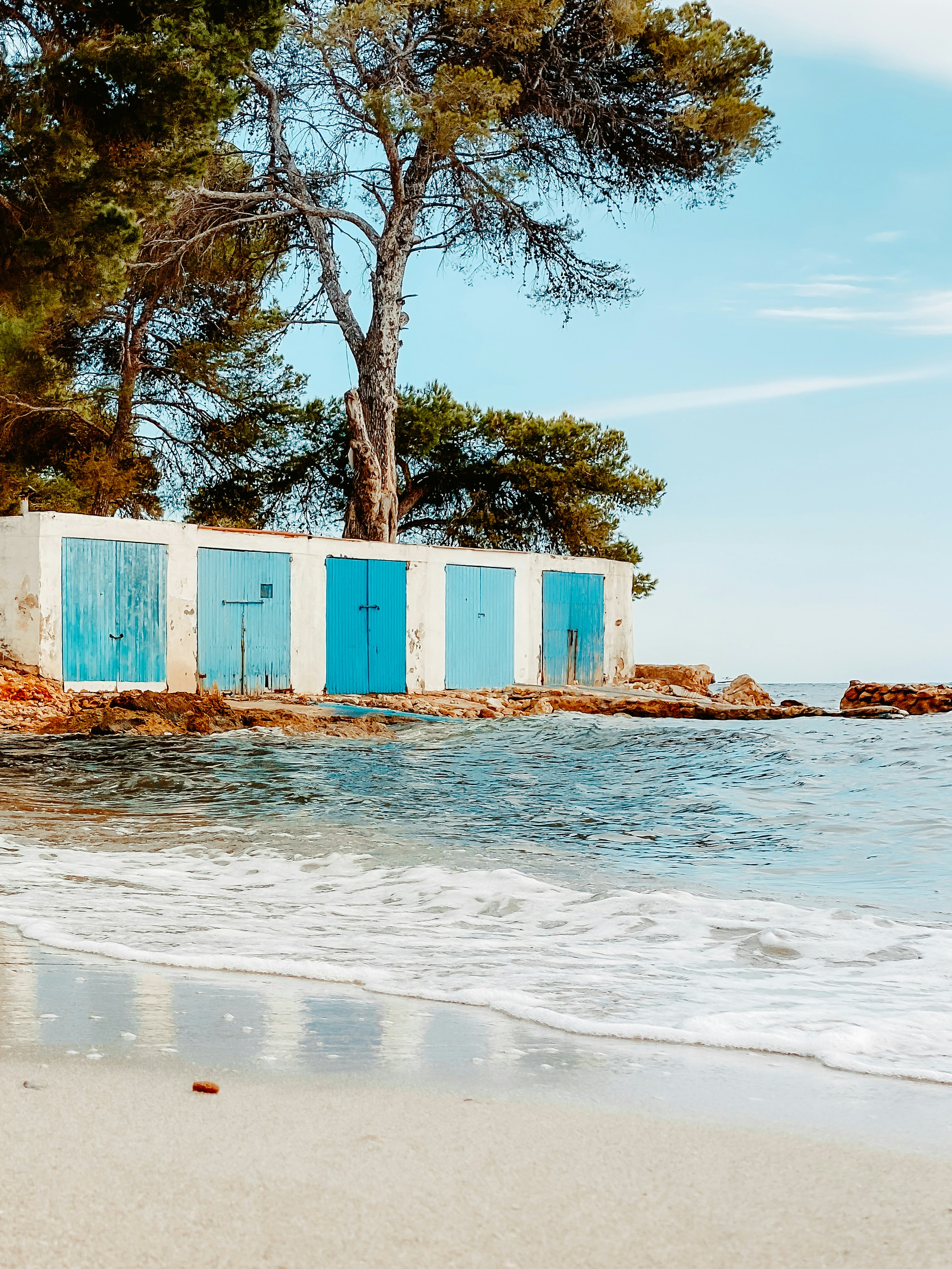 Beach Cala Pada, with romantic little 'Casetas Varadero' fisherman's huts, build between the rocks all around the coast in Ibiza. Look at these beautiful Caribbean colored ones. 𝚆𝚎𝚎𝚔𝚕𝚢 𝚗𝚎𝚠 𝚙𝚑𝚘𝚝𝚘𝚜 𝚘𝚏 𝙸𝚋𝚒𝚣𝚊. 𝙻𝚎𝚝'𝚜 𝚌𝚘𝚗𝚗𝚎𝚌𝚝 𝚘𝚗 𝙸𝚗𝚜𝚝𝚊𝚐𝚛𝚊𝚖 @𝚒𝚋𝚒𝚣𝚊.𝚒.𝚋.𝚒.𝚣.𝚊.𝚒𝚋𝚒𝚣𝚊