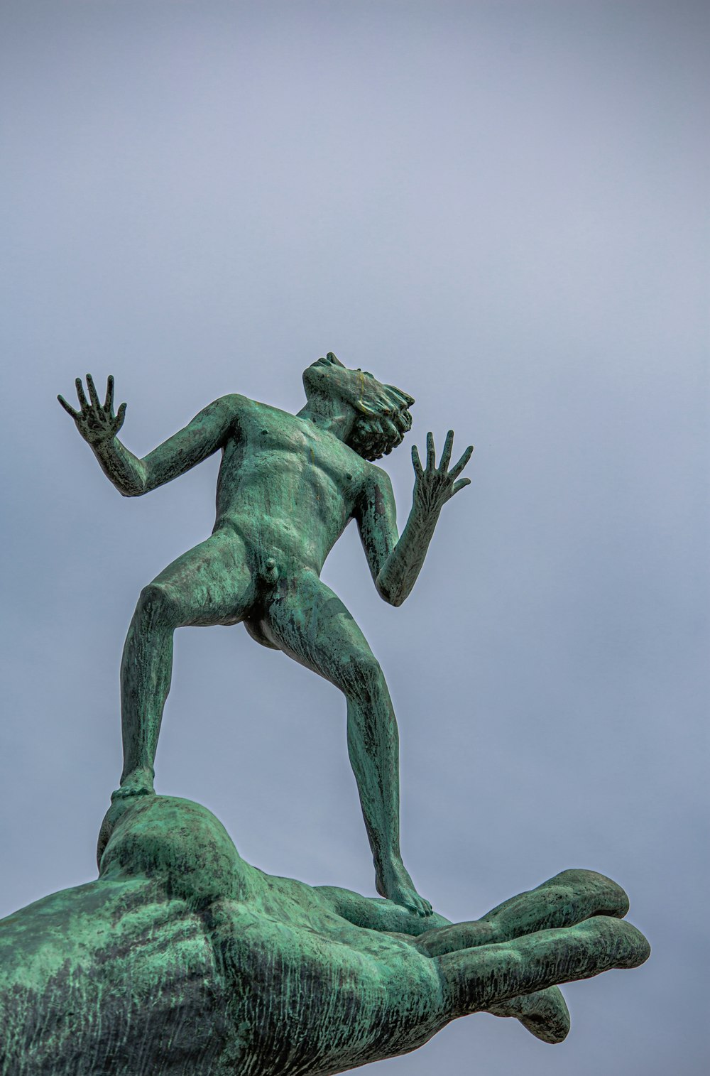 Statua della Libertà sotto il cielo bianco durante il giorno